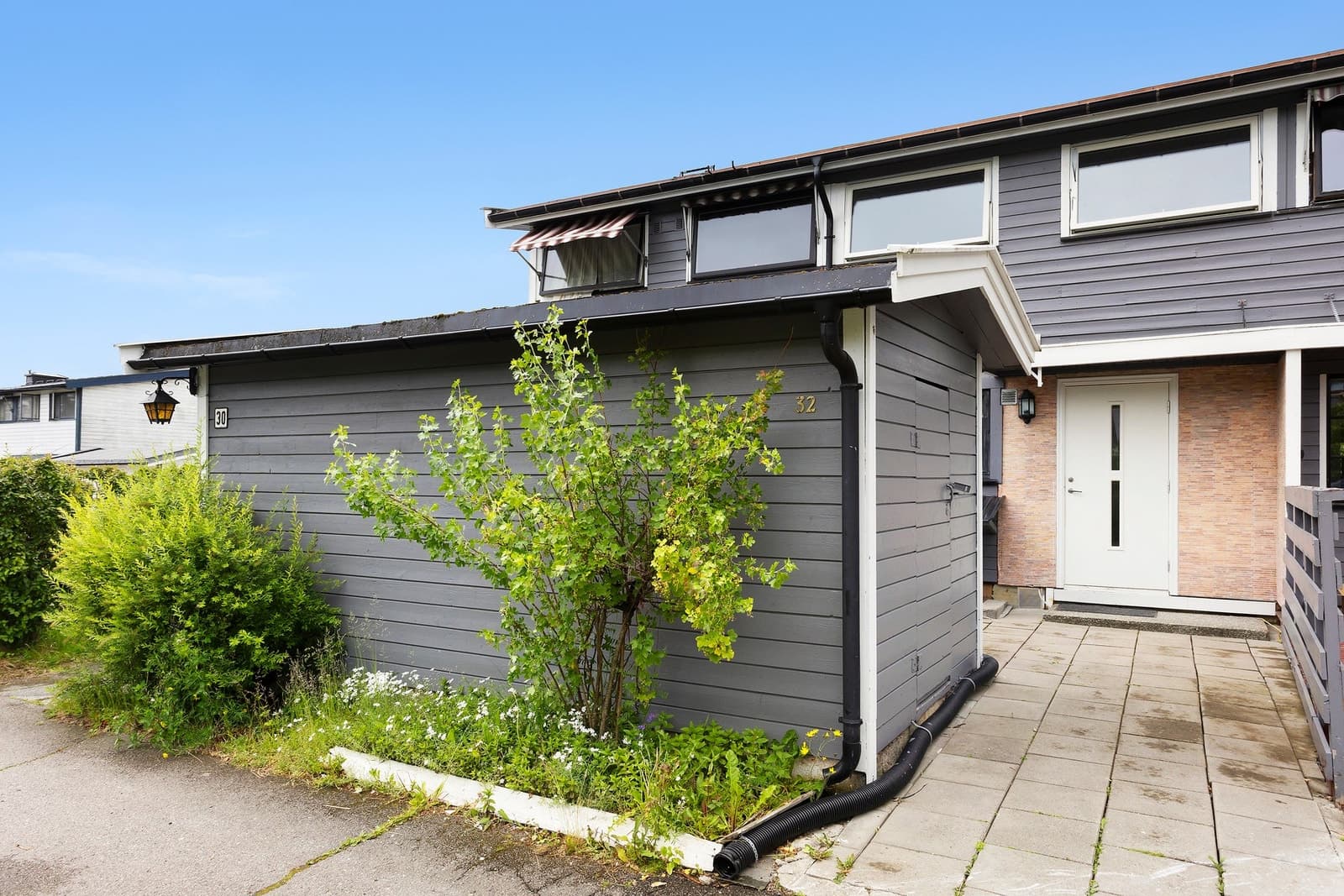 Selveiet rekkehus med terrasse og hagedel - Solrikt - Garasje med lader - bilde 1