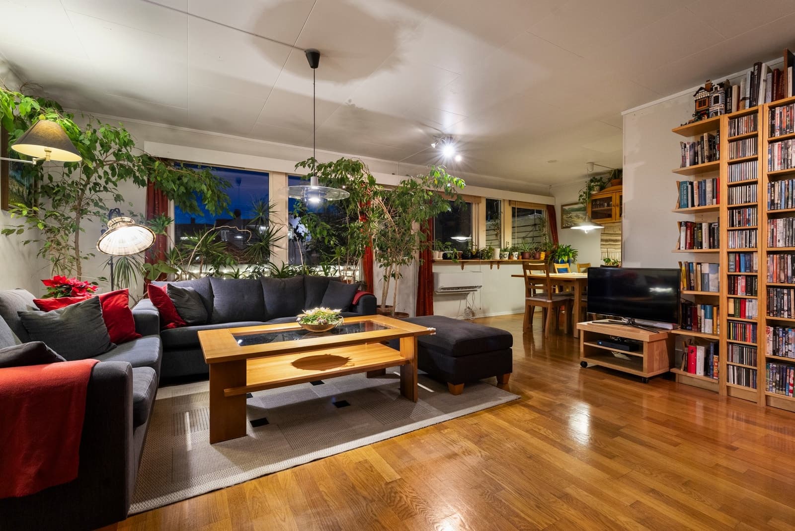 Innholdsrikt rekkehus - Vestvendt balkong - Kveldssol - Varmepumpe og peisovn - Garasjeplass med lader - Rett ved marka! - bilde 1