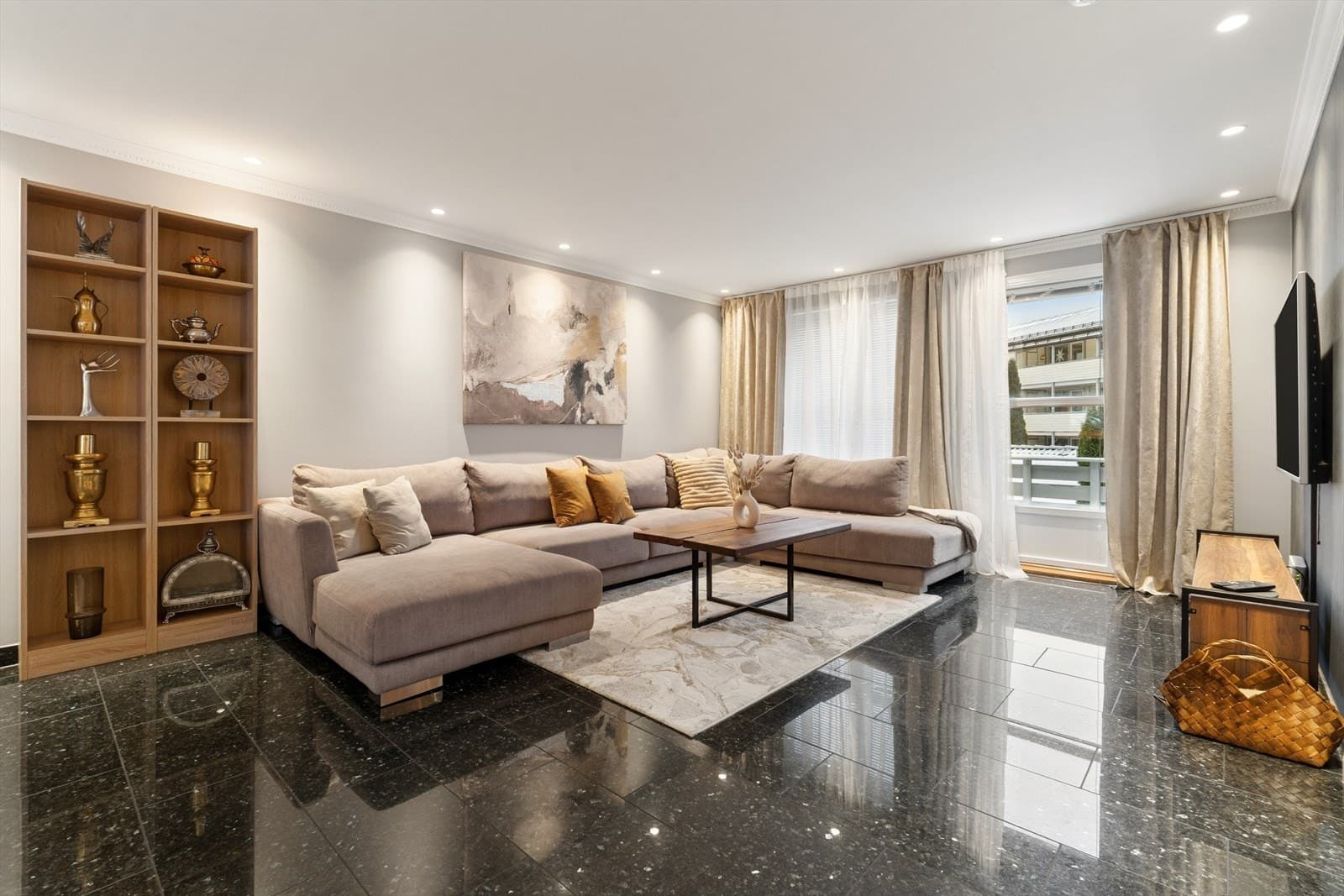 Oppgradert rekkehus m/ 3 soverom og god planløsning | Nytt kjøkken (2024) og toalettrom (2023) | Garasjeplass inkl. - bilde 1