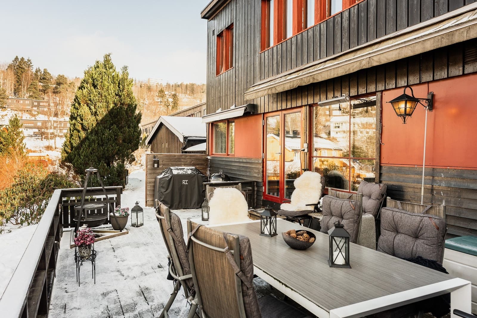 Familievennlig enderekkehus med 40m² terrasse og parkering m/ el-lader. Usjenert beliggenhet! - bilde 1