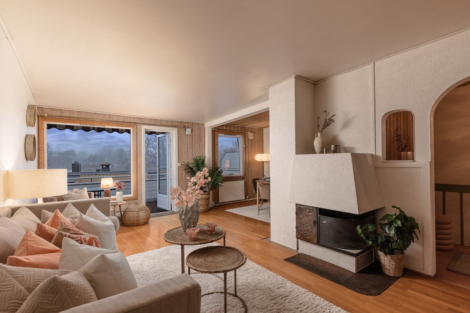 Innholdsrikt rekkehus med oppussingsbehov, peis, hyggelig hage og solrike uteplasser. Mulighet for kjøp av garasjeplass - bilde 1