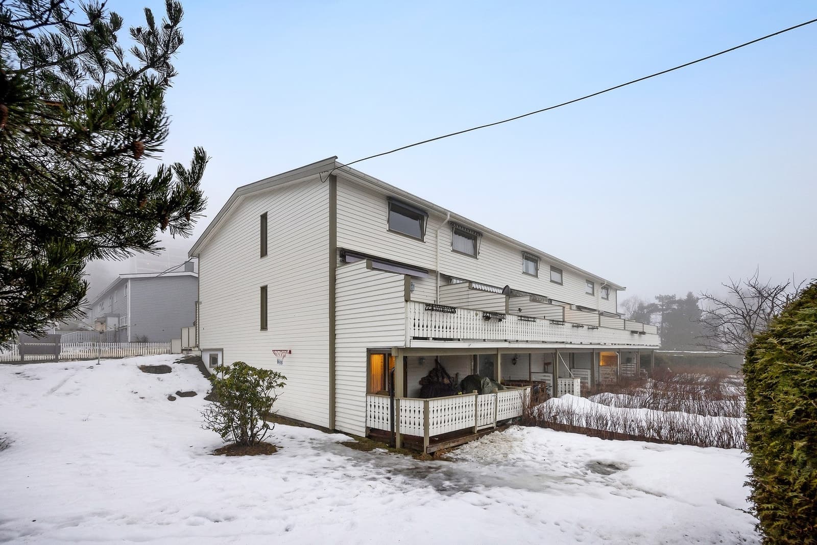 Selveiet enderekkehus over tre plan med praktisk planløsning | Garasje m/lader | 4 soverom | Peis - bilde 1