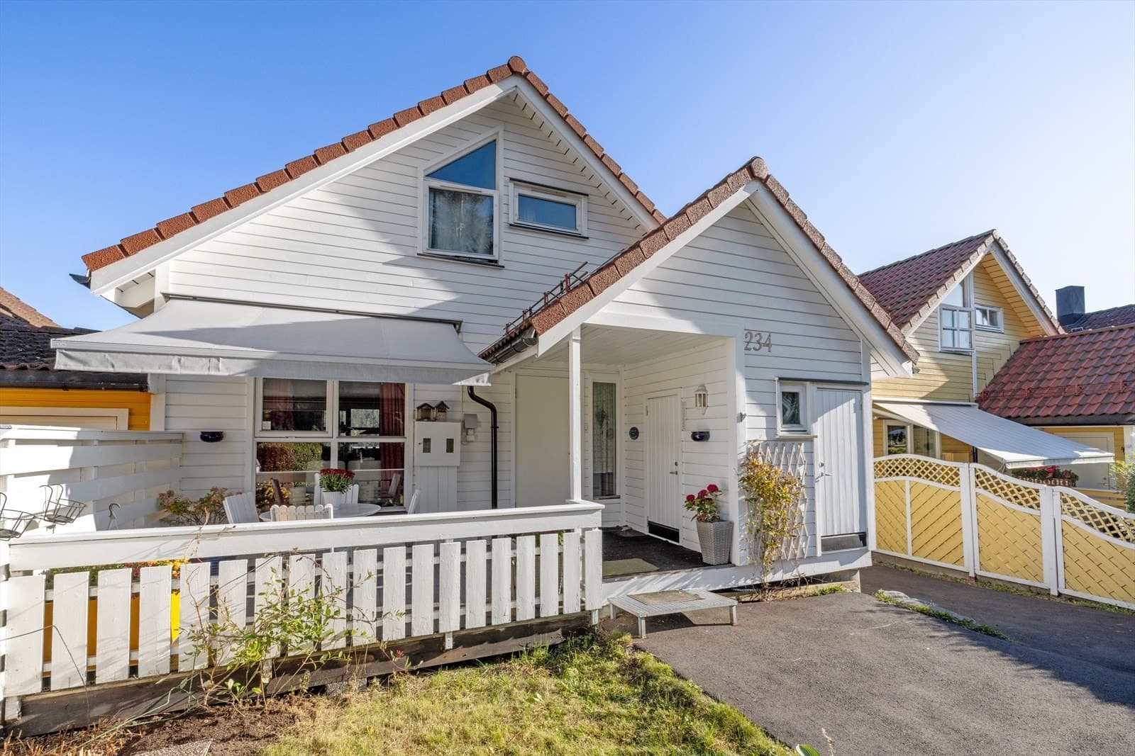 Enebolig i kjede o/3 plan | Garasje og p-plass | Gode lys og solforhold | Fjernvarme | Hage og barnevennlige omgivelser - bilde 1