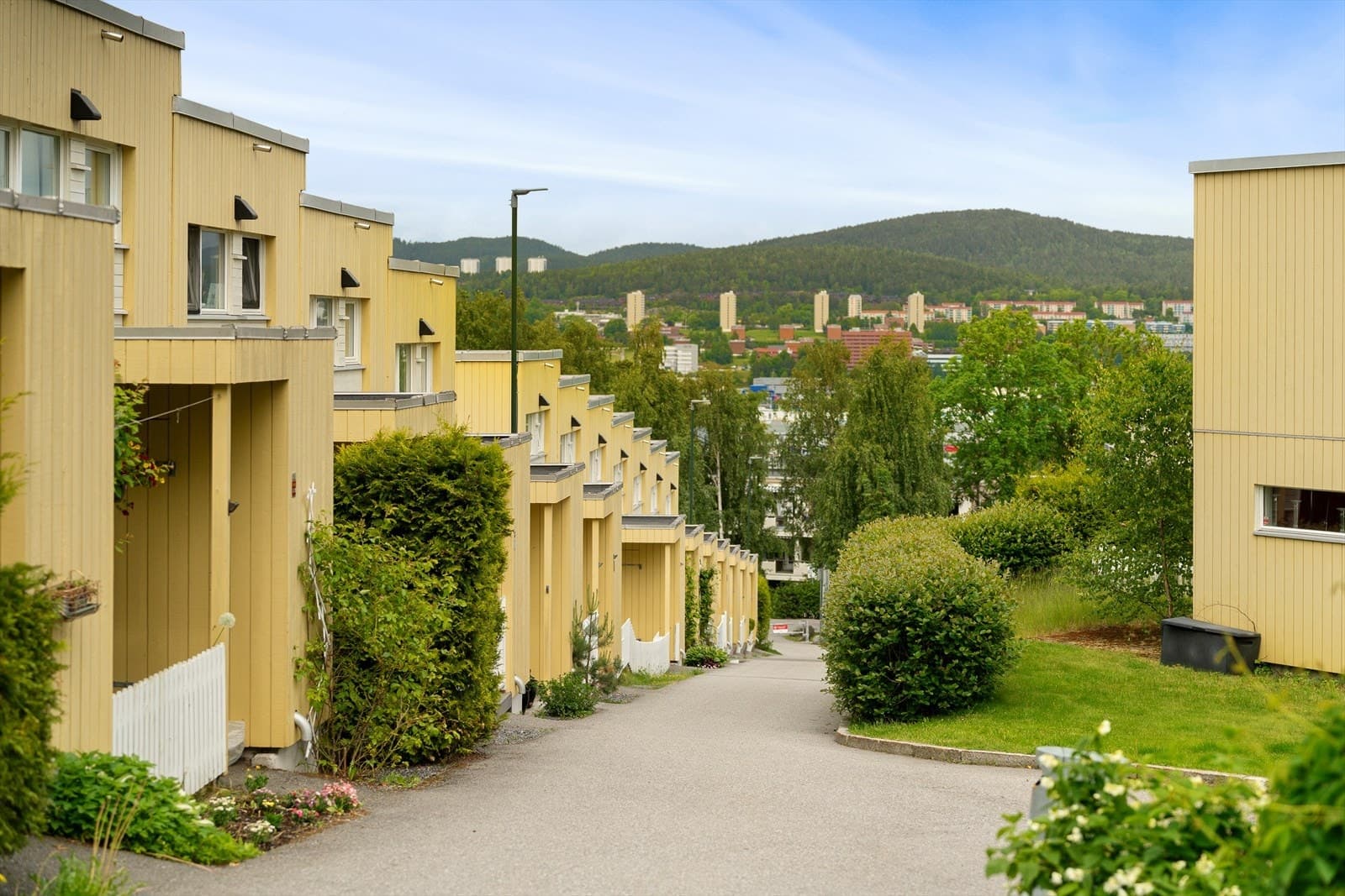 Familievennlig rekkehus fra 2007 med 2 solrike terrasser og hage |Garasje |3 sov |Barnevennlig |Rolig blindvei v/marka - bilde 1