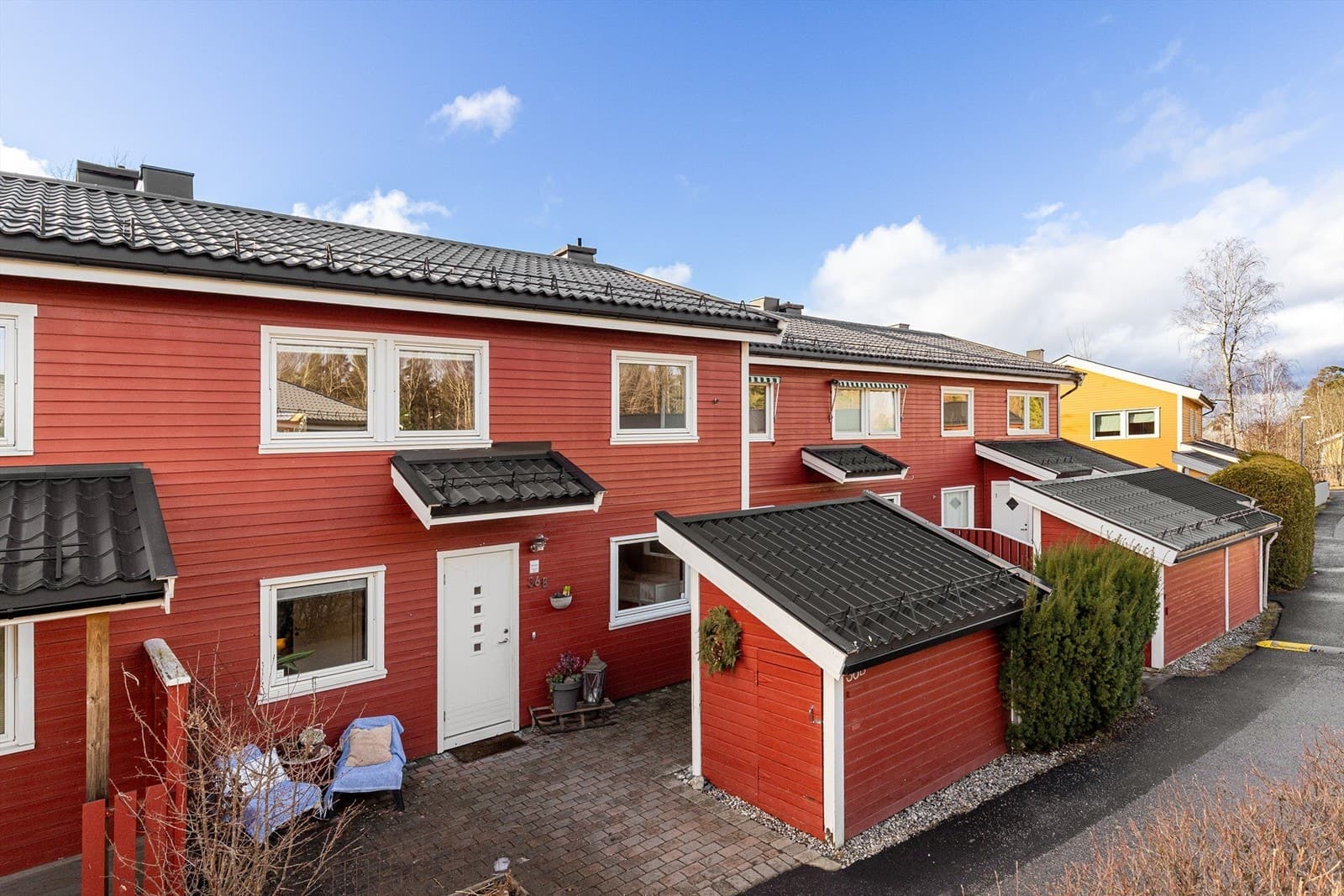 Innholdsrikt og familievennlig rekkehus - Lekkert bad fra 2019 - God planløsning og fin hage med dukkehus - Garasje - bilde 1